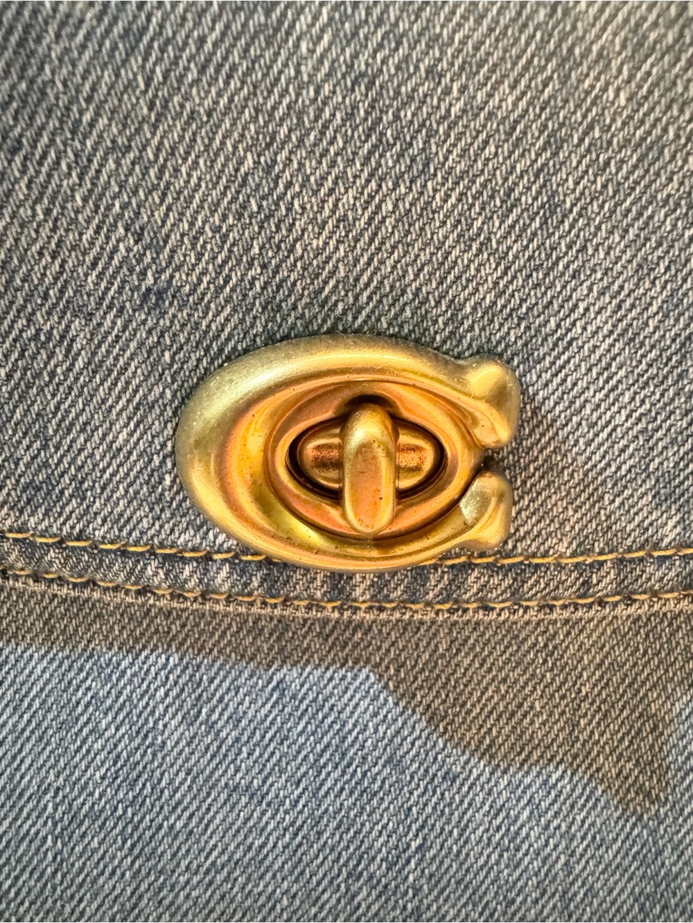 ⭐️SOLD⭐️ Coach Cassie Blue Denim Crossbody with Gold-Tone Turnlock - Picture 2 of 7
